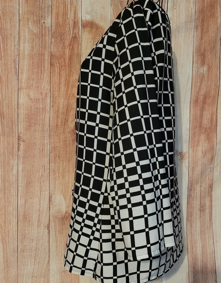 Progressive Geometric 3/4 Sleeve Blouse - Picture 3 of 5